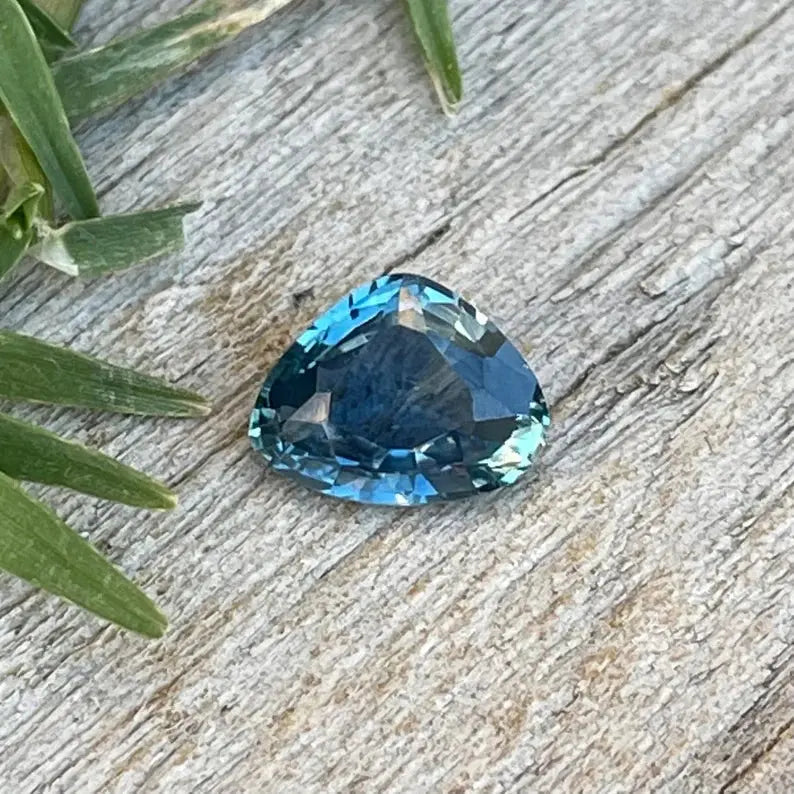 Natural Blue Green Sapphire gems-756e