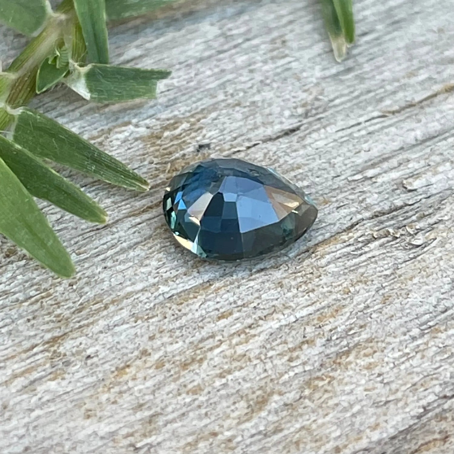 Natural Blue Green Sapphire gems-756e