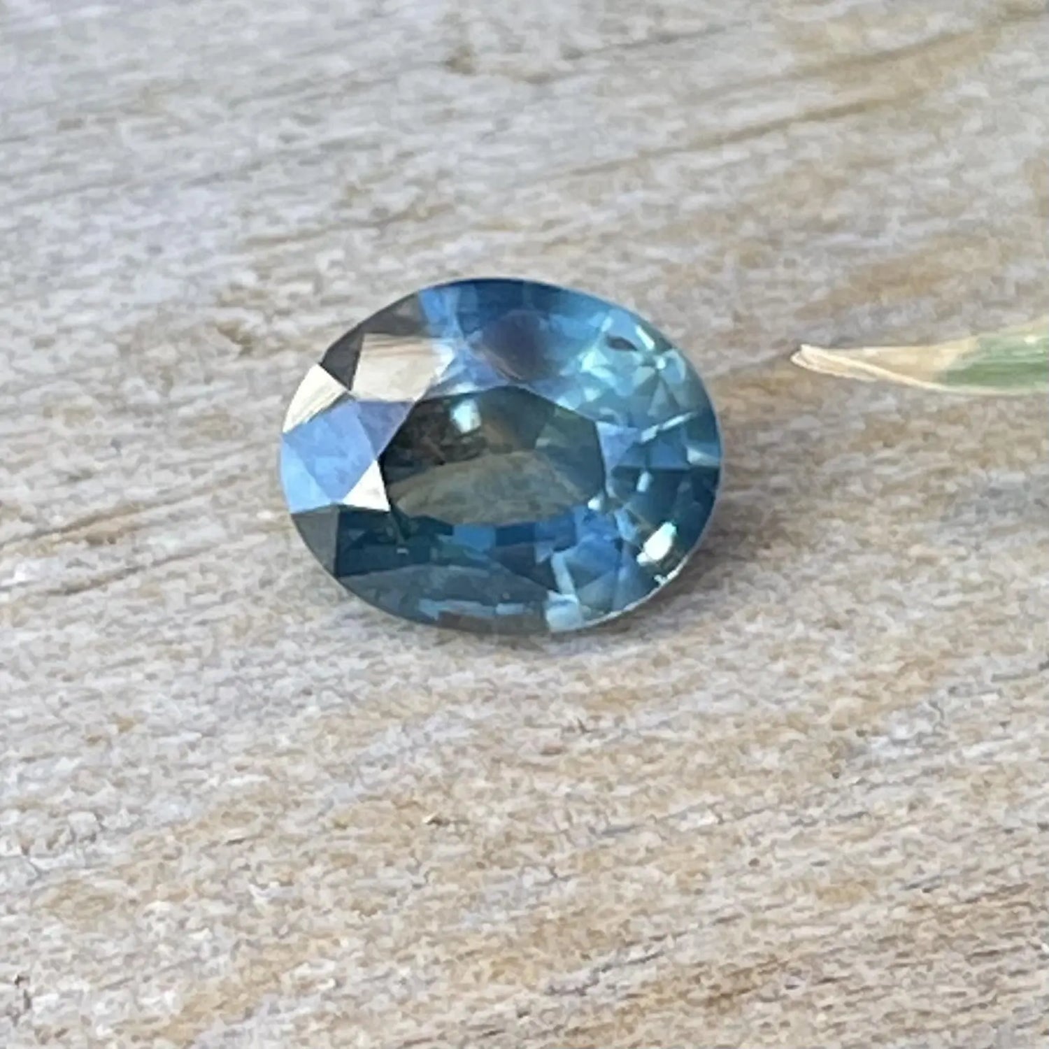 Natural Blue Green Sapphire gems-756e