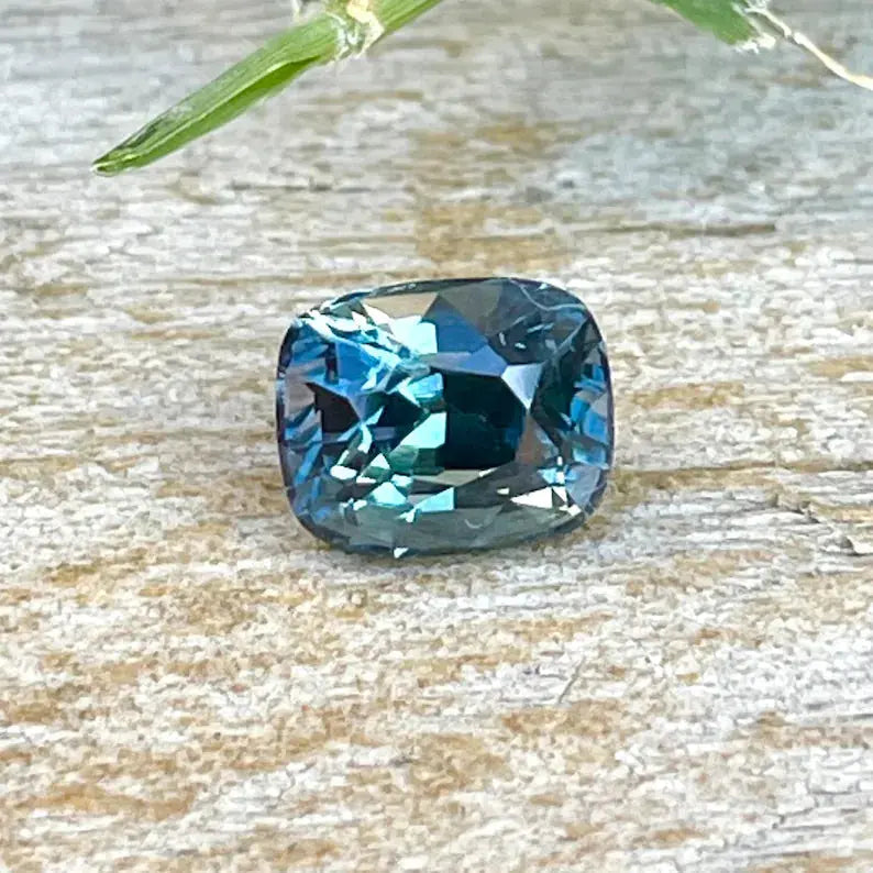 Natural Blue Green Sapphire gems-756e