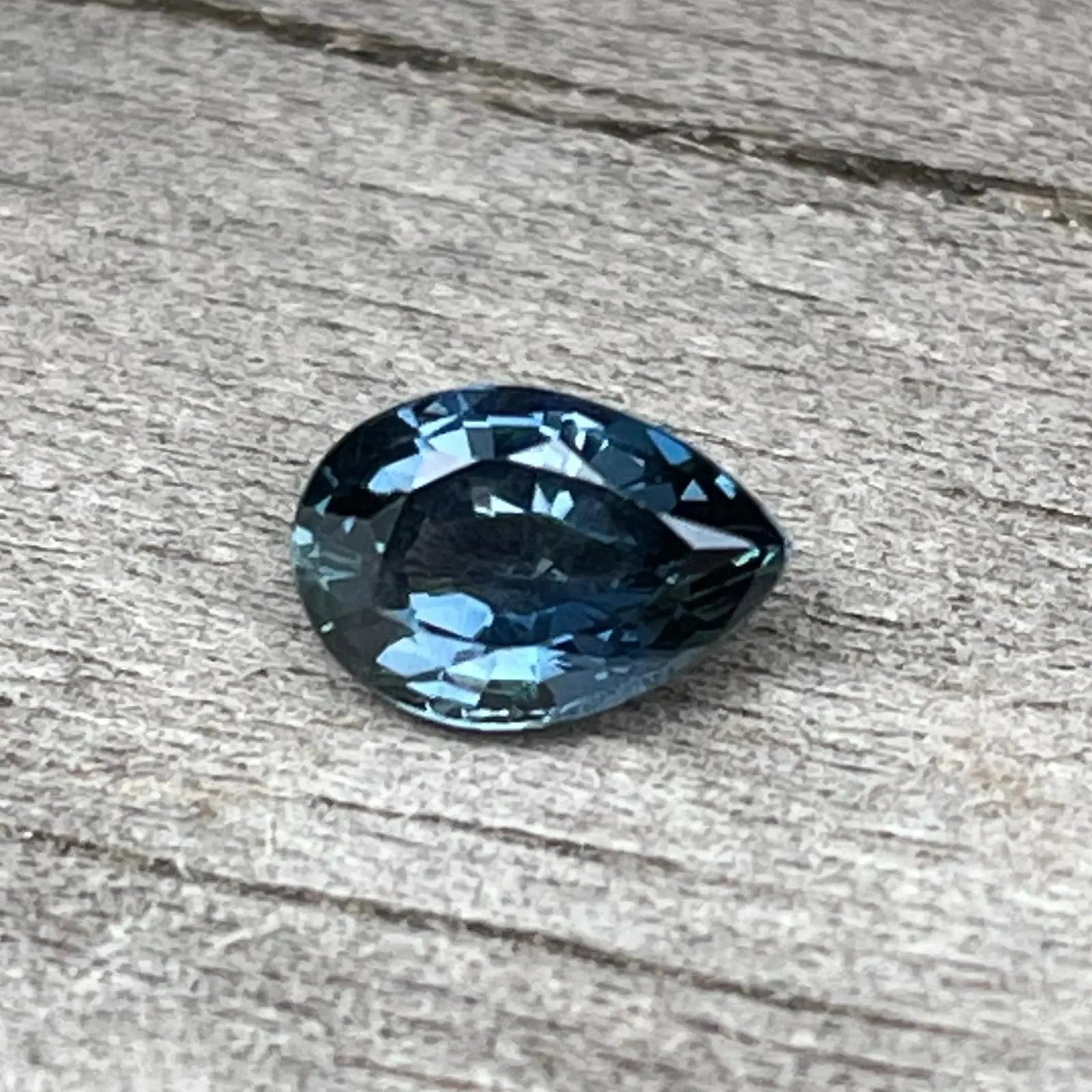 Natural Blue Green Sapphire gems-756e