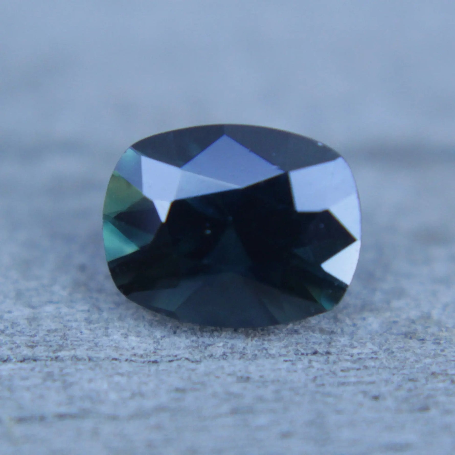 Natural Deep Blue Green Sapphire gems-756e