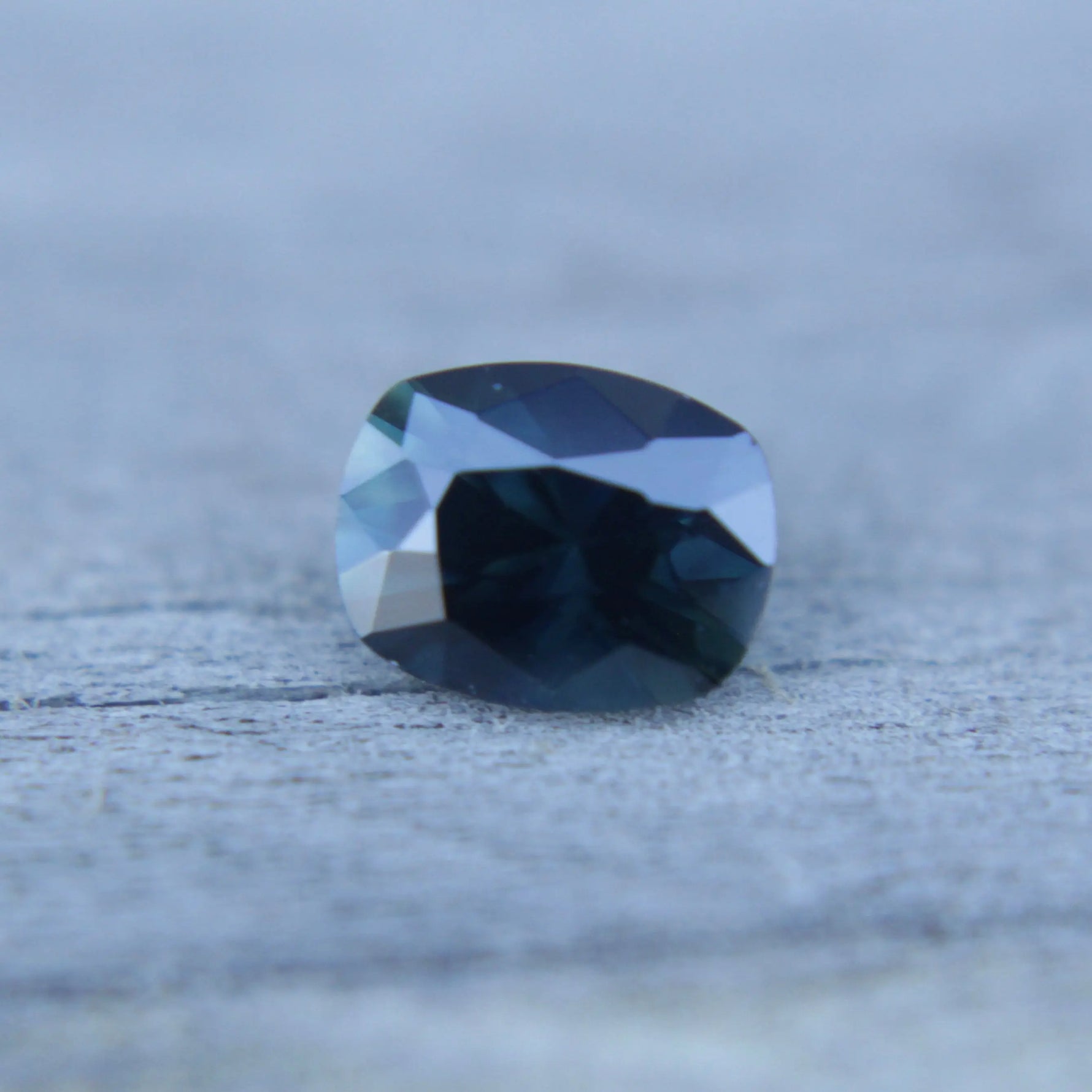 Natural Deep Blue Green Sapphire gems-756e