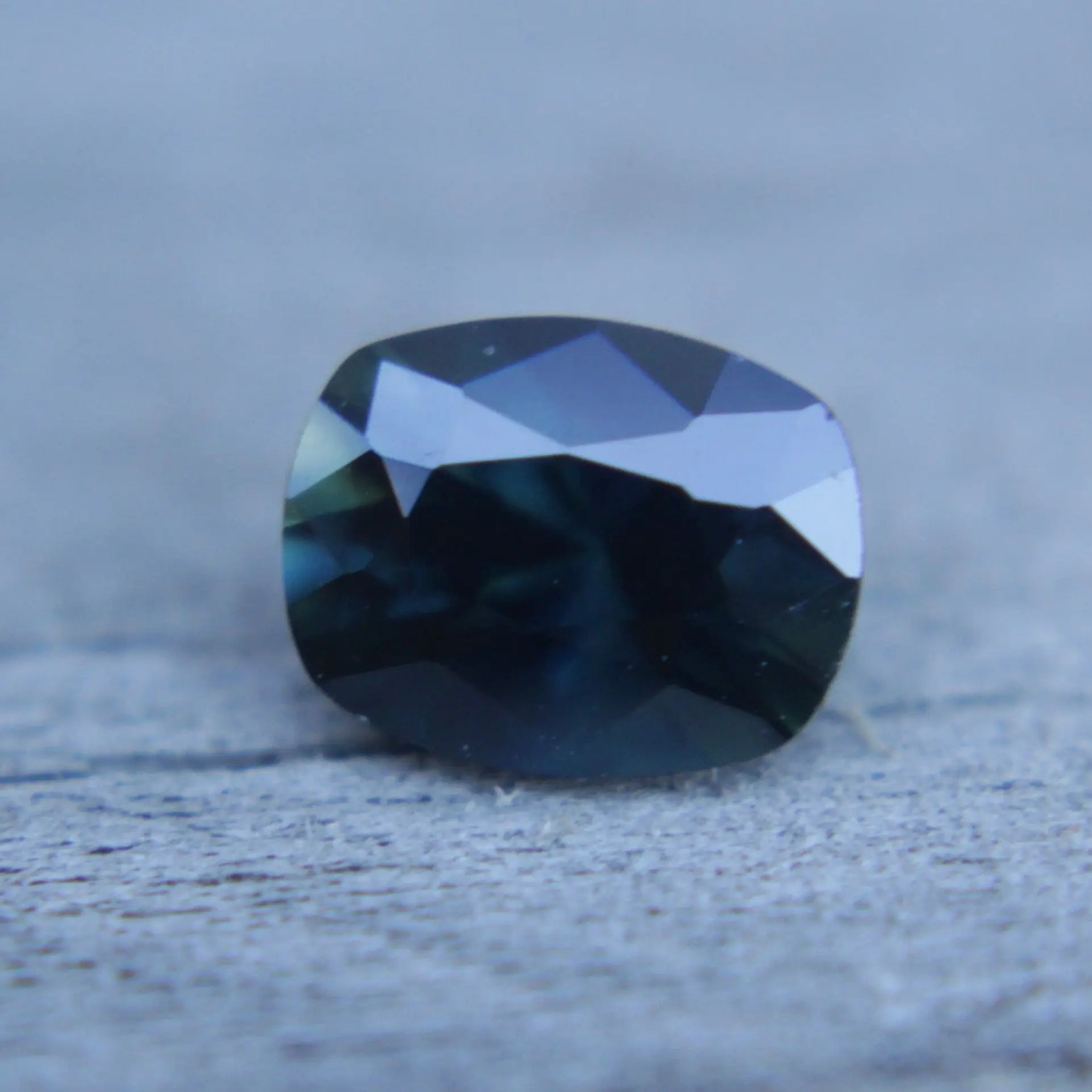 Natural Deep Blue Green Sapphire gems-756e