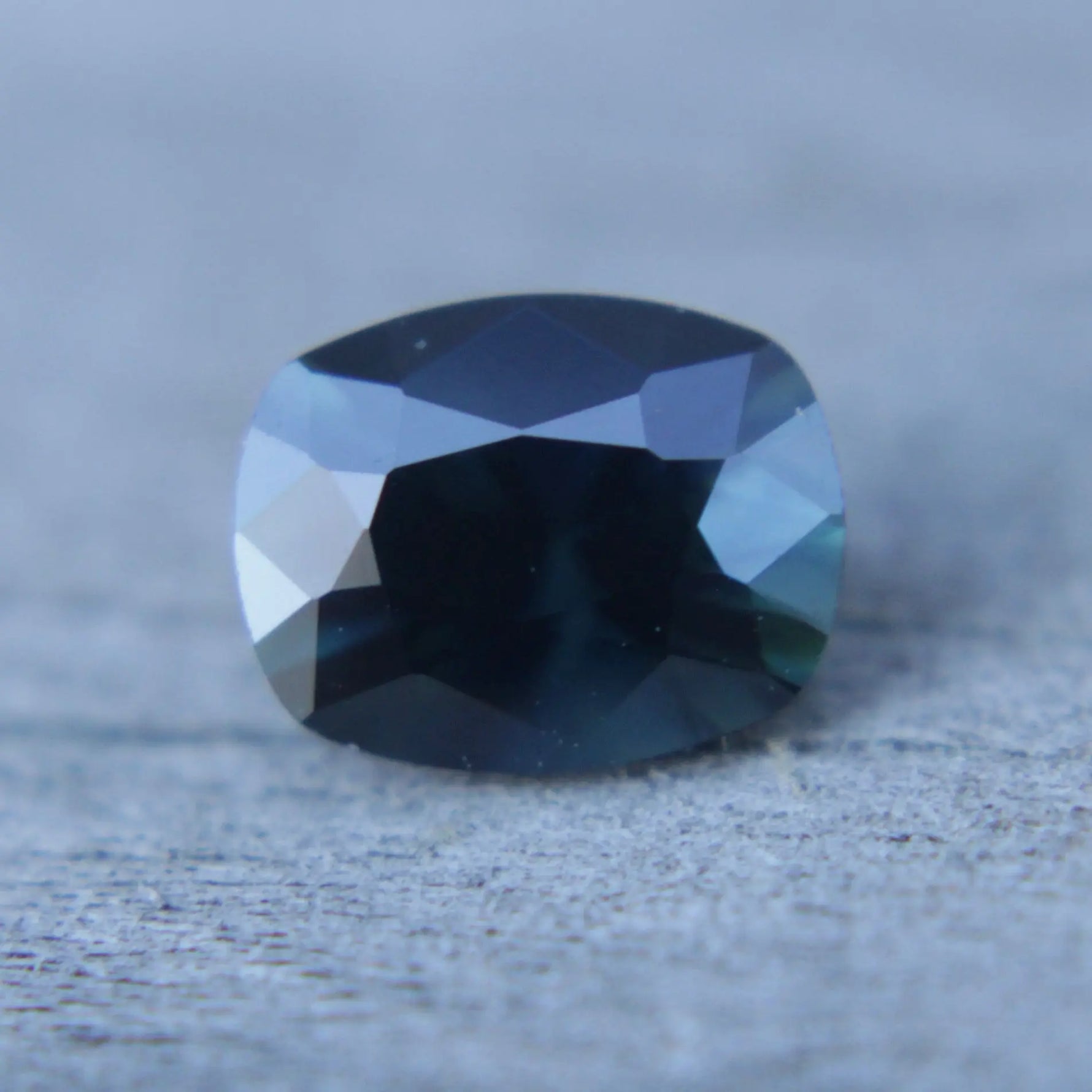 Natural Deep Blue Green Sapphire gems-756e