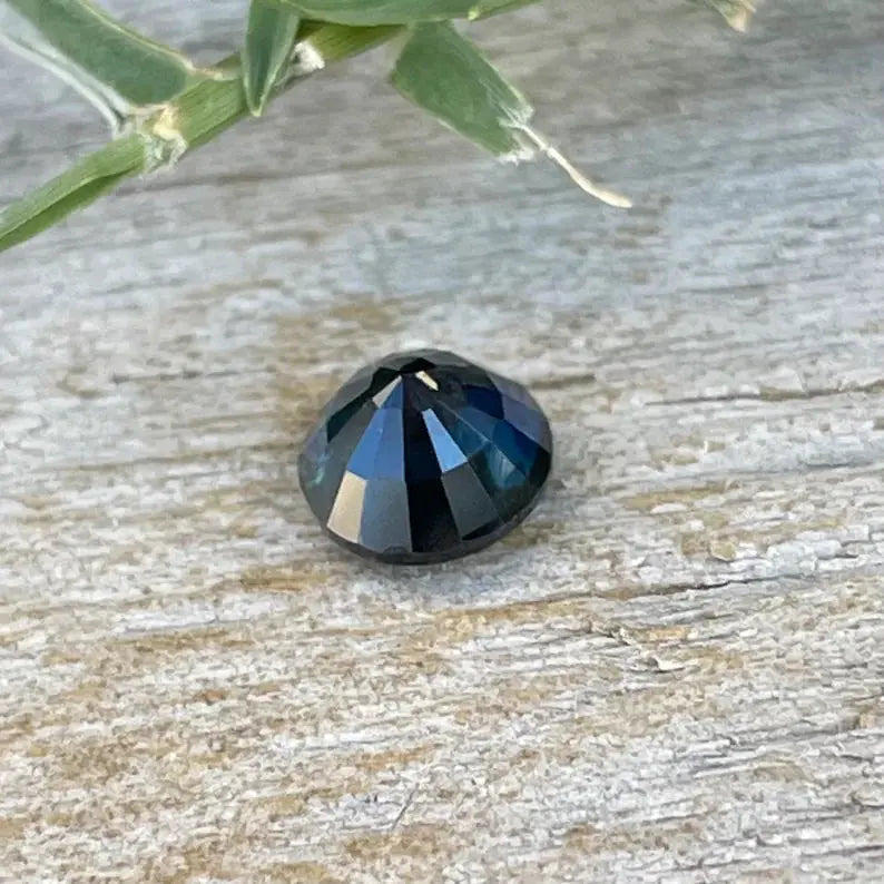 Natural Deep Blue Green Sapphire gems-756e