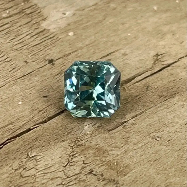 Natural Green Sapphire gems-756e