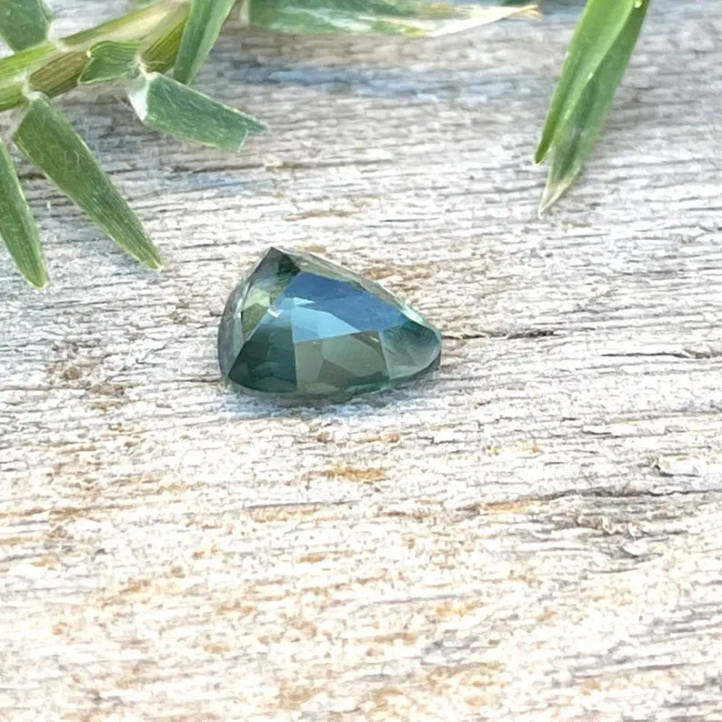 Natural Green Sapphire gems-756e