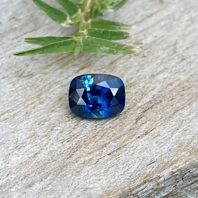 Natural Greenish Blue Sapphire gems-756e