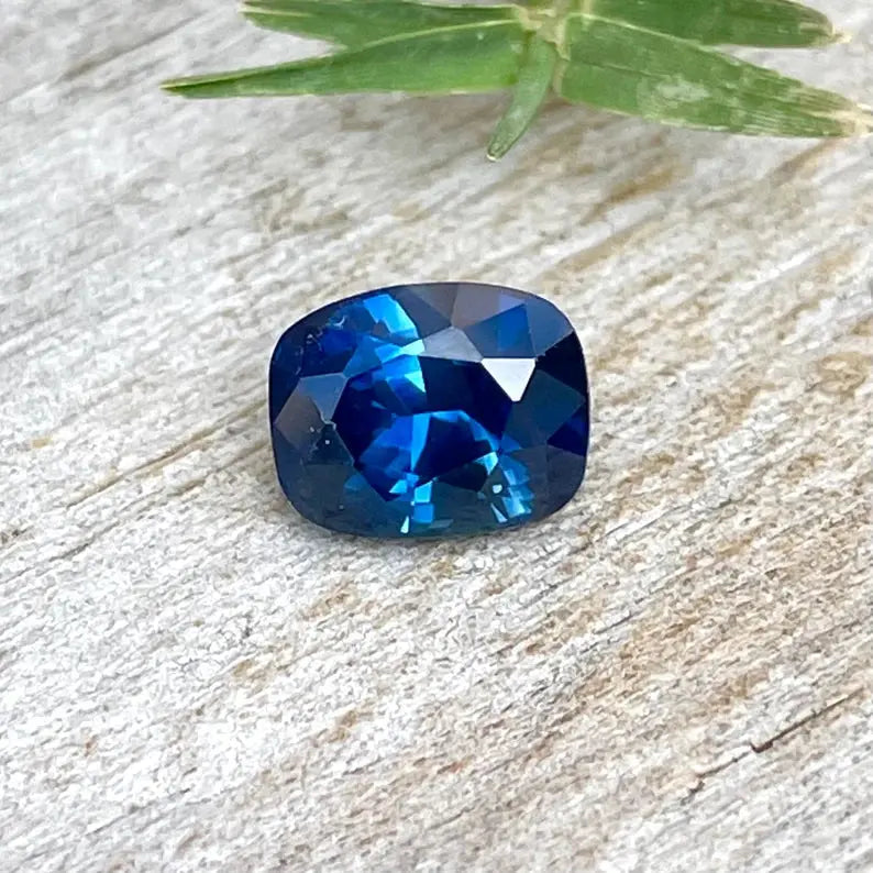 Natural Greenish Blue Sapphire gems-756e