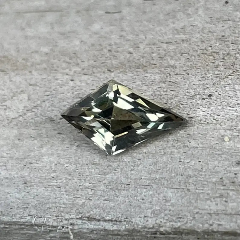 Natural Greenish Yellow Sapphire gems-756e