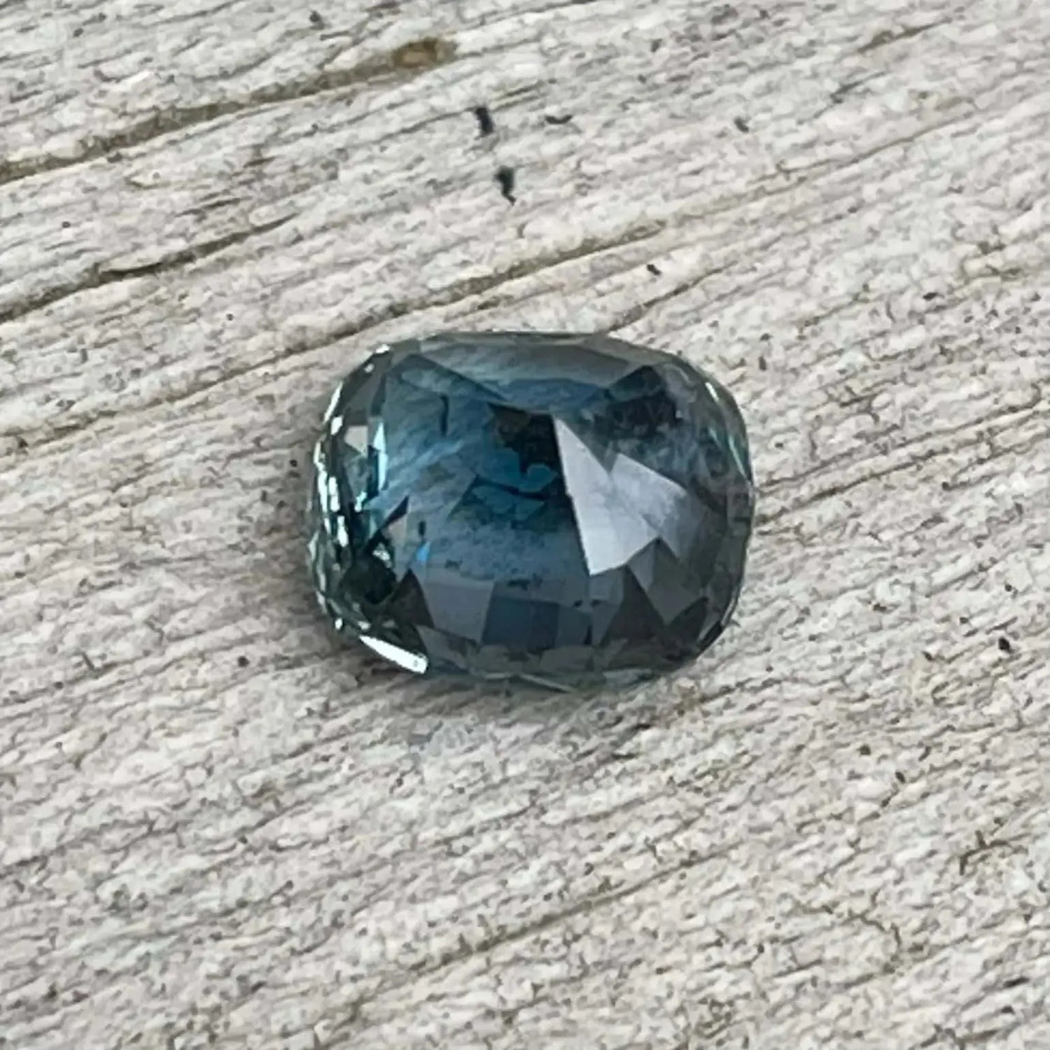 Natural Greyish Blue Sapphire gems-756e