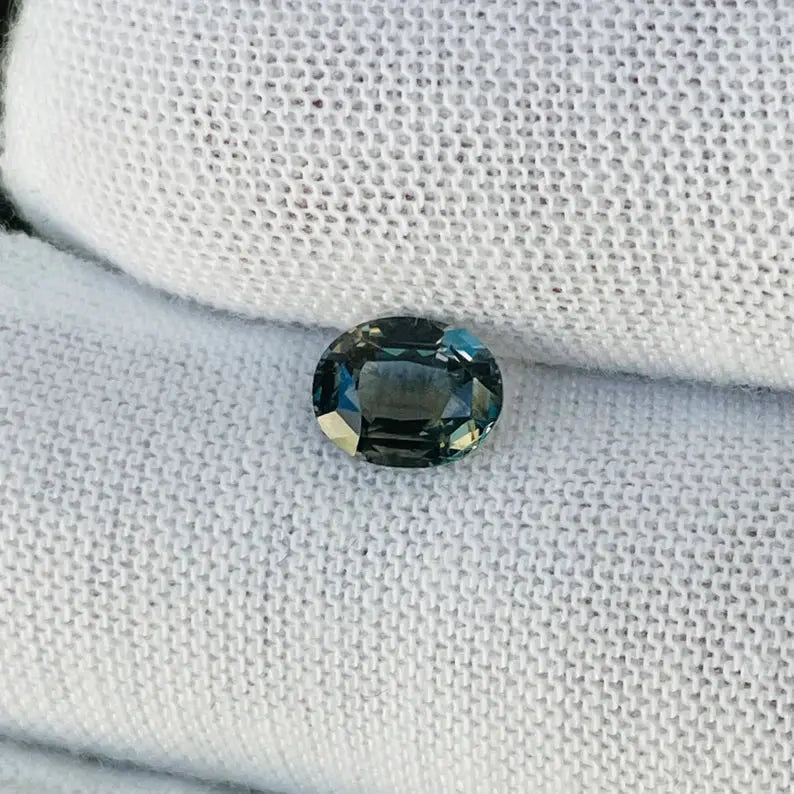 Natural Greyish Green Sapphire gems-756e