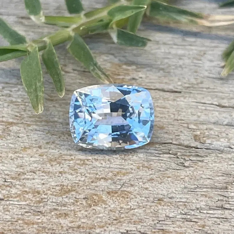 Natural Pale Blue Sapphire gems-756e