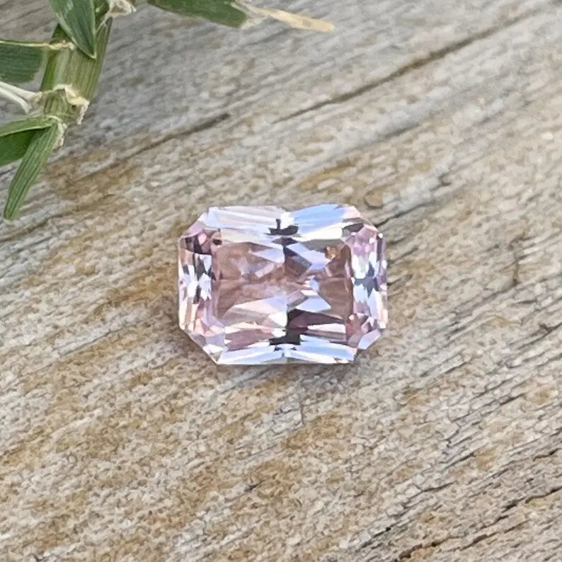 Natural Pale Pink Sapphire gems-756e