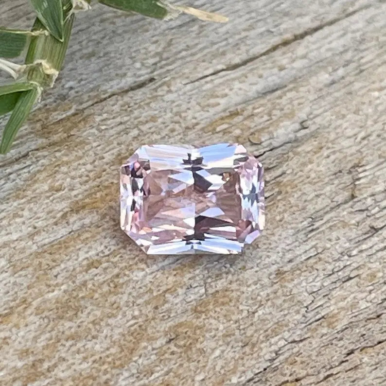 Natural Pale Pink Sapphire gems-756e