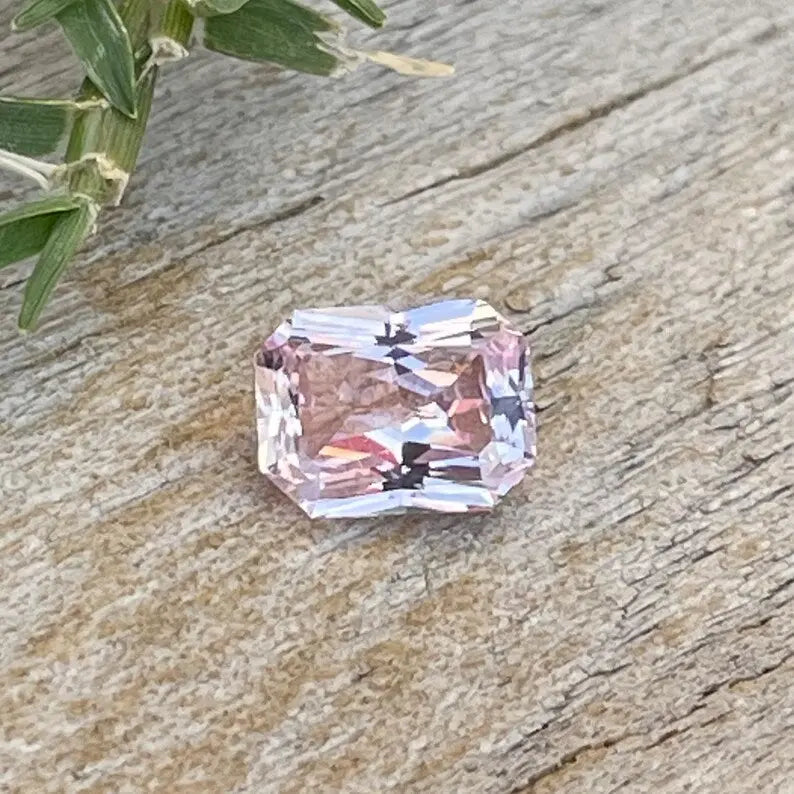 Natural Pale Pink Sapphire gems-756e