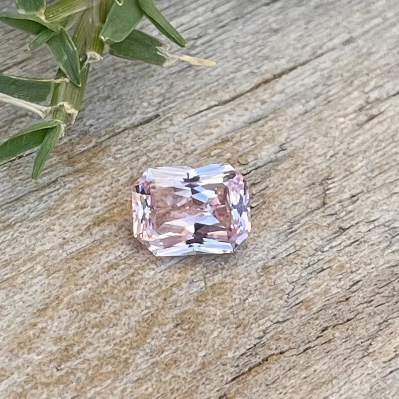 Natural Pale Pink Sapphire gems-756e