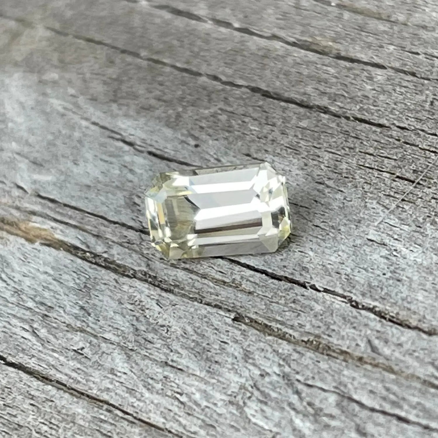 Natural Pale Yellow Sapphire gems-756e