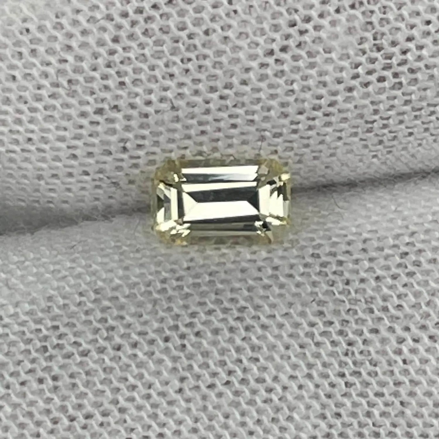 Natural Pale Yellow Sapphire gems-756e