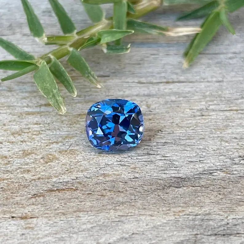 Natural Royal Blue Sapphire gems-756e