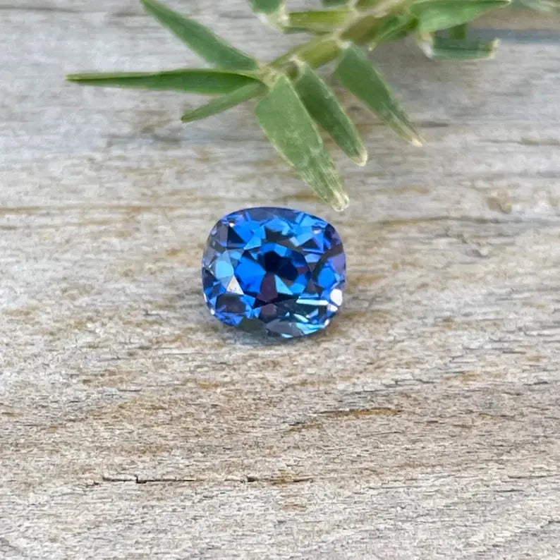 Natural Royal Blue Sapphire gems-756e