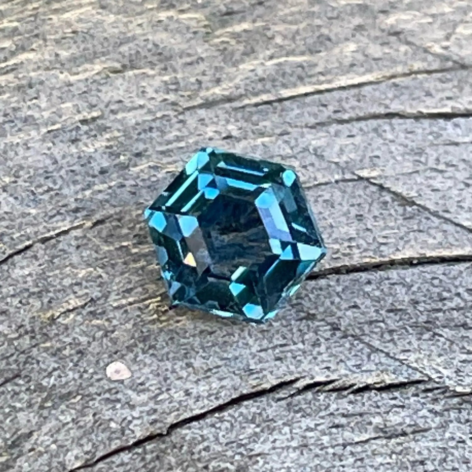 Natural Teal Sapphire gems-756e