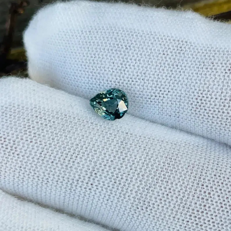 Natural Teal Sapphire gems-756e