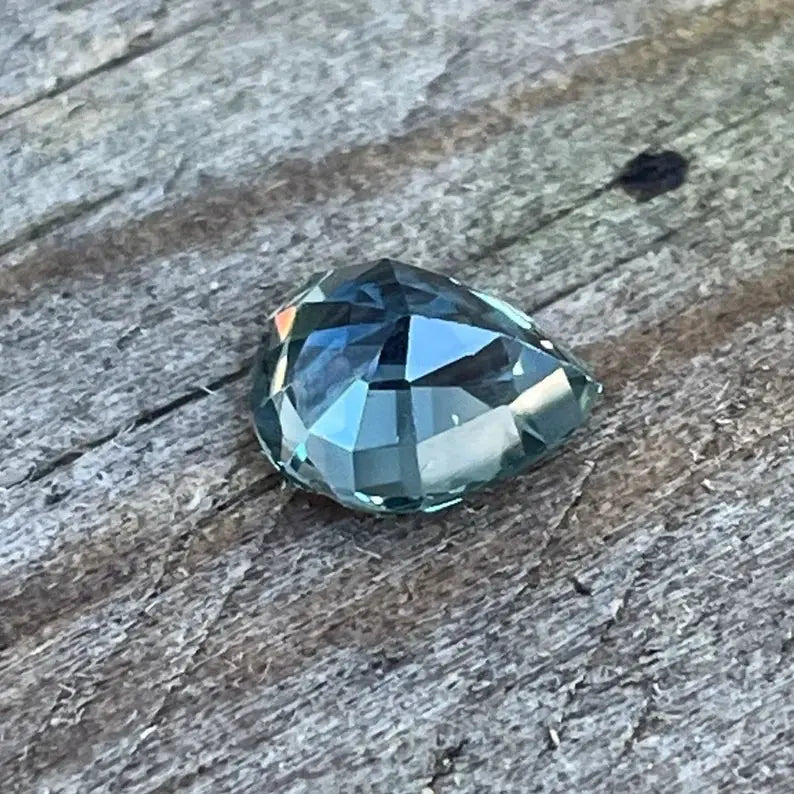 Natural Teal Sapphire gems-756e