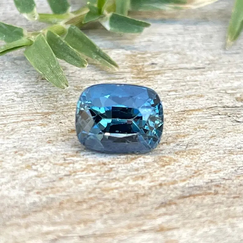 Natural Teal Sapphire gems-756e