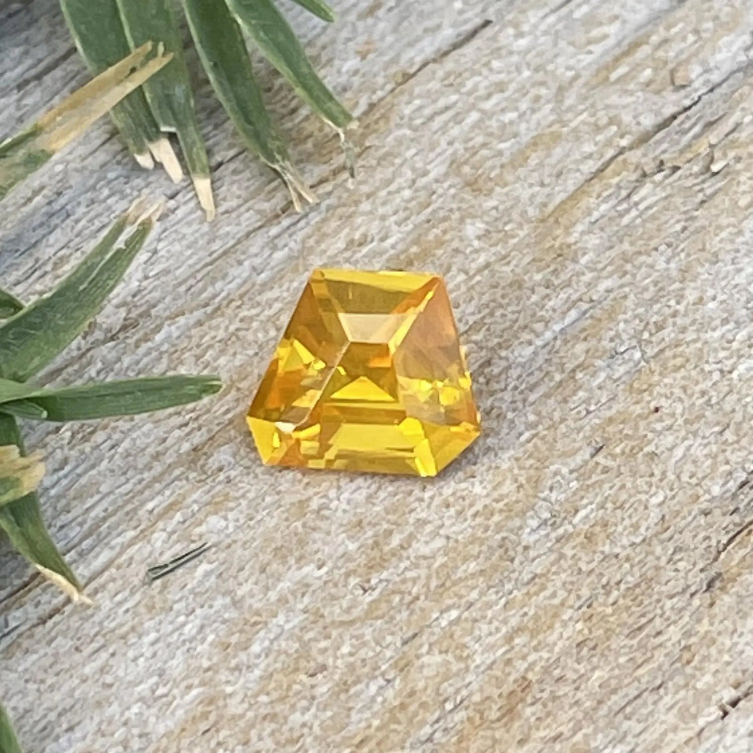 Natural Vivid Yellow Sapphire gems-756e