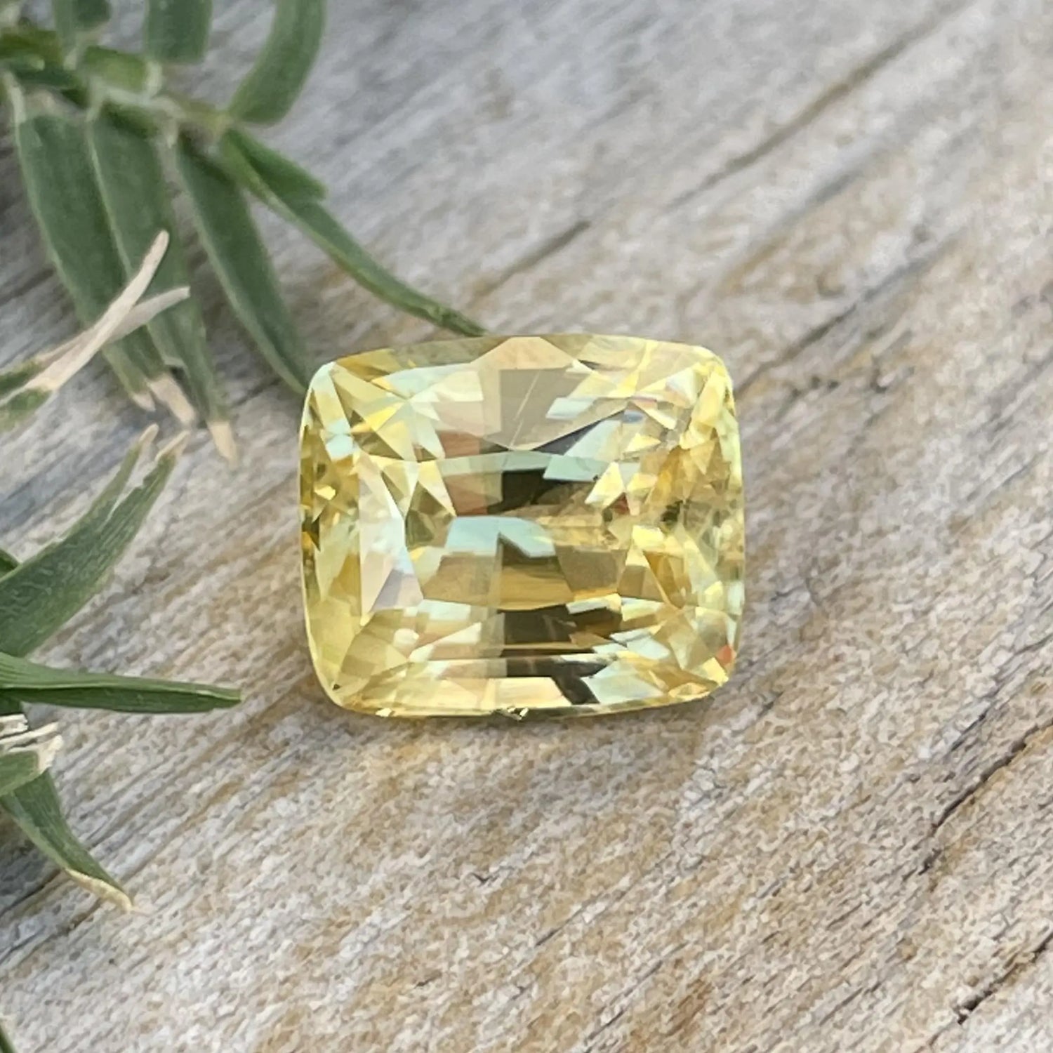 Natural Vivid Yellow Sapphire gems-756e