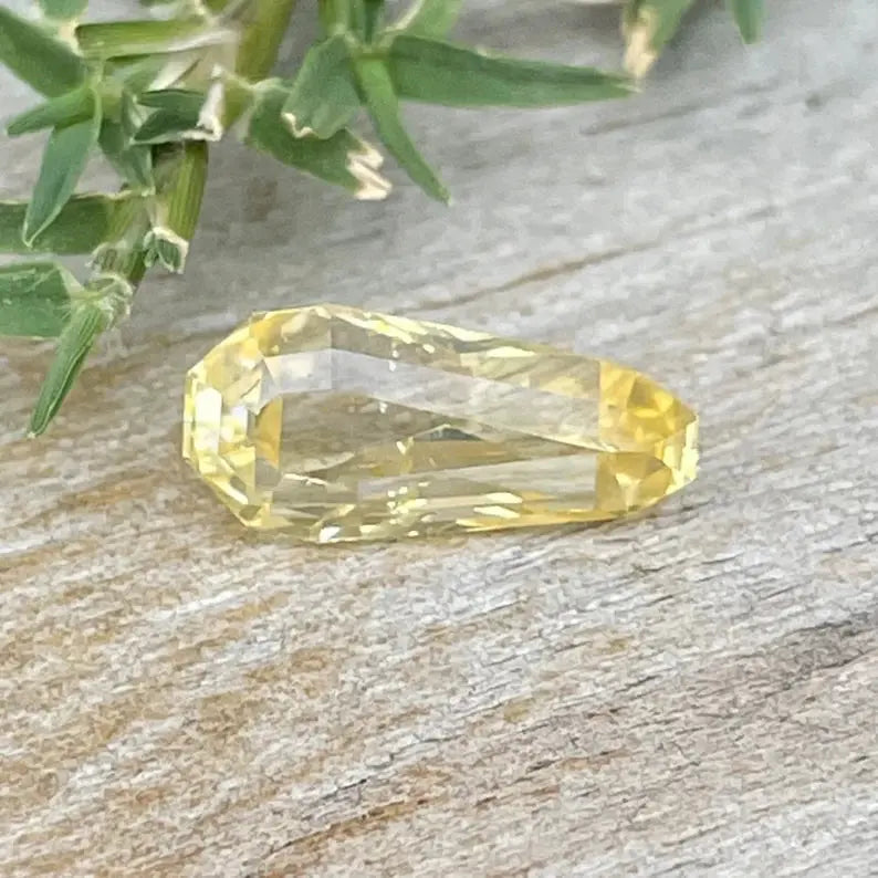 Natural Yellow Sapphire gems-756e