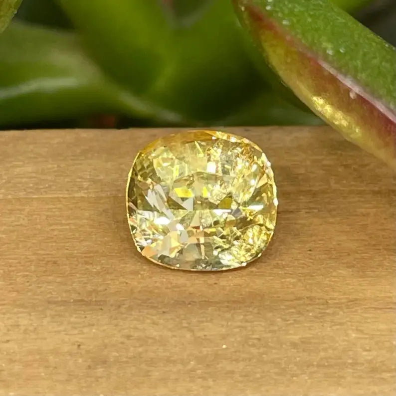 Natural Yellow Sapphire gems-756e