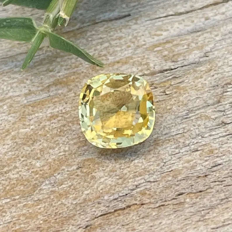 Natural Yellow Sapphire gems-756e