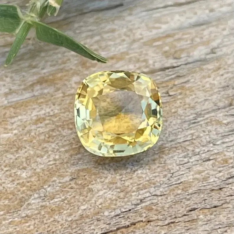 Natural Yellow Sapphire gems-756e