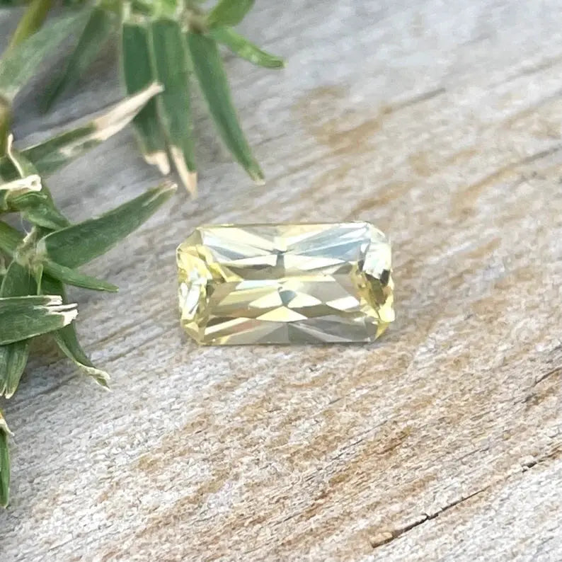 Natural Yellow Sapphire gems-756e