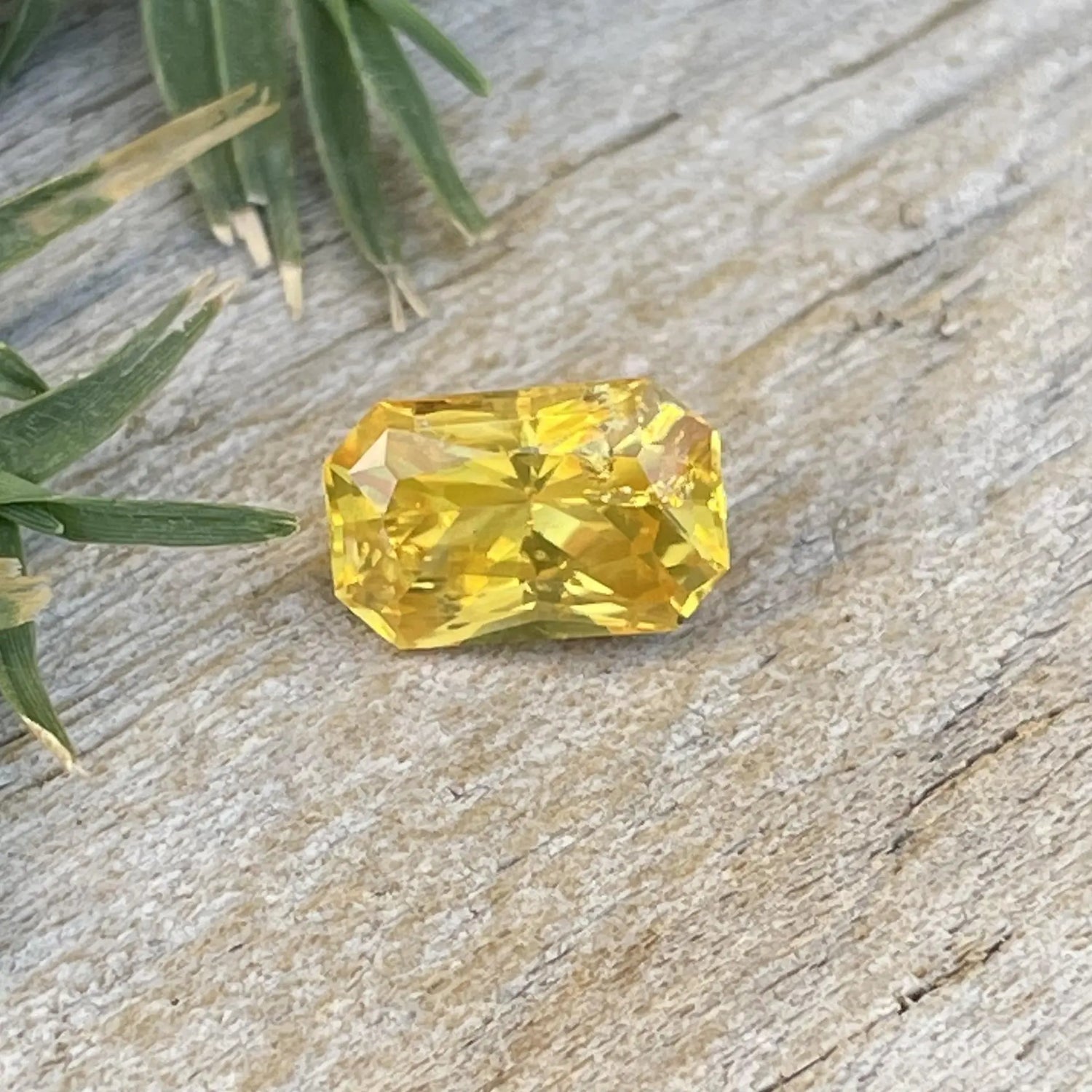 Natural Yellow Sapphire gems-756e