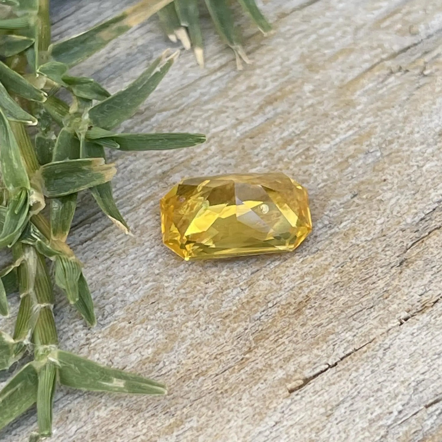 Natural Yellow Sapphire gems-756e