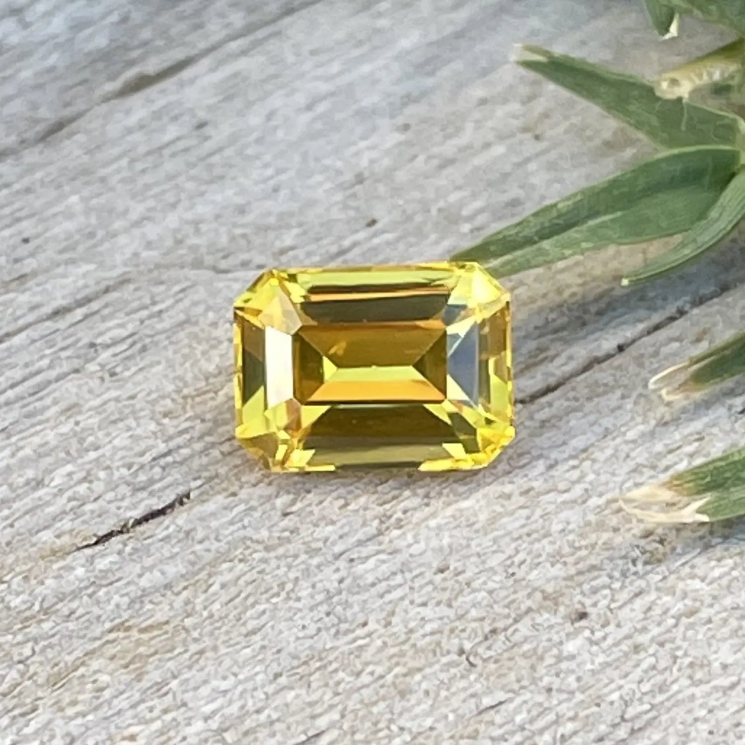 Natural Yellow Sapphire gems-756e