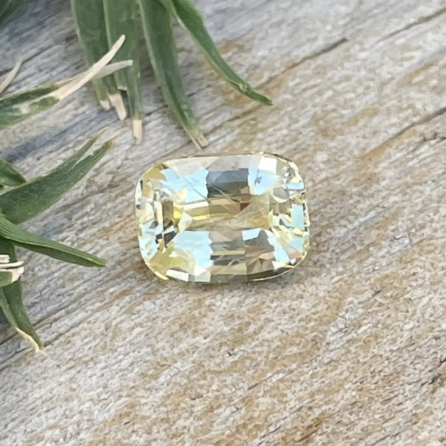 Natural Yellow Sapphire gems-756e