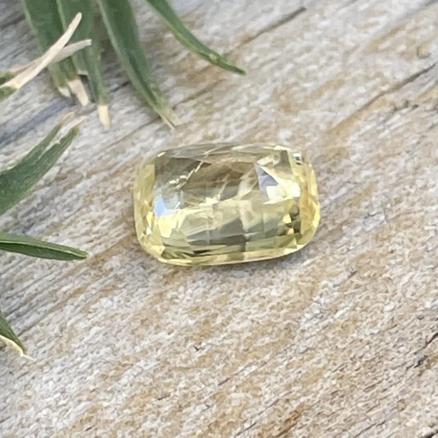 Natural Yellow Sapphire gems-756e